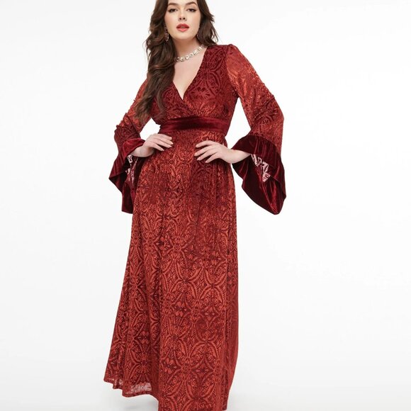 Elegant Red Velvet Women’s Dress - Picture 3 of 3